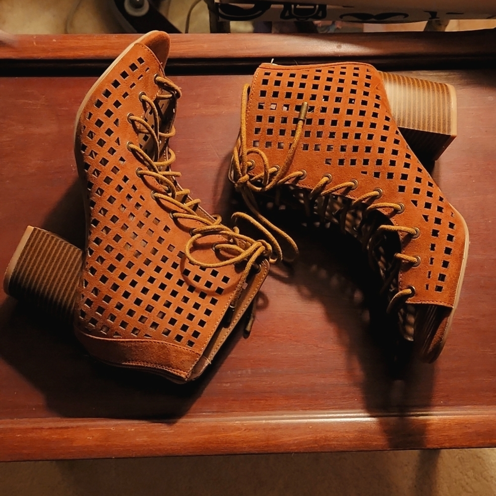- Bamboo Lace Up Sandals Size 8.5